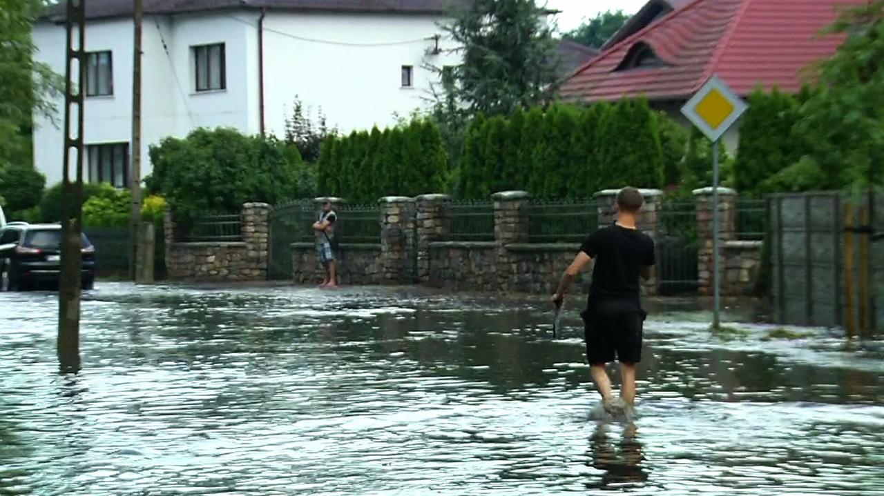 Zalane Ulice Powalone Drzewa Nad Polsk Przesz Y Gwa Towne Ulewy I Burze