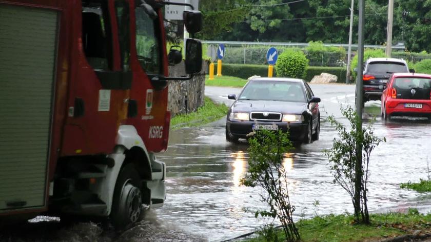 Gwa Towne Ulewy Nad Polsk Zalane Ulice I Podtopione Budynki