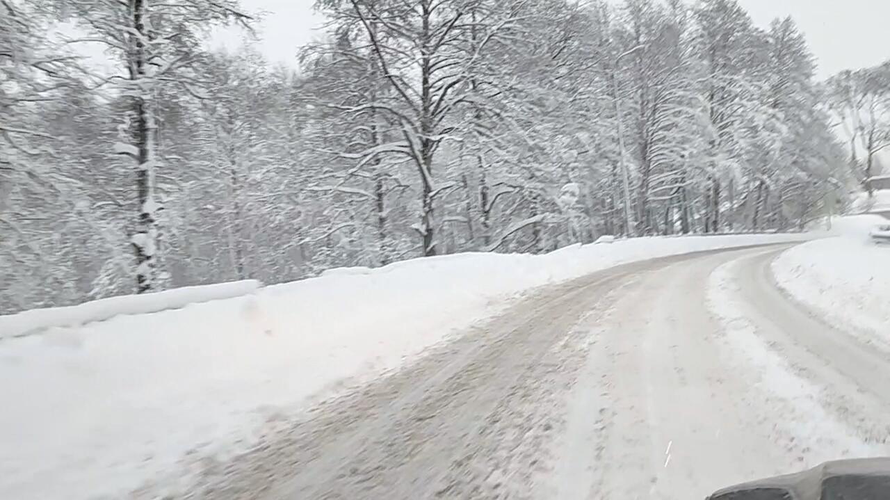 Do Polski dotarła zima z prawdziwego zdarzenia Na drogach bywa