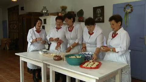 Zespół "Niezapominajki" przerabia przebój Rolling Stonesów i lepi pierogi