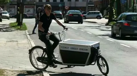 Na rowerze po nowe życie. Byli bezdomni, teraz pracują jako kurierzy