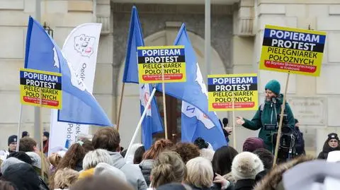  Pielęgniarki i inni pracownic ochrony zdrowia protestowali przed kancelarią premiera. Główny postulat to podwyżki.