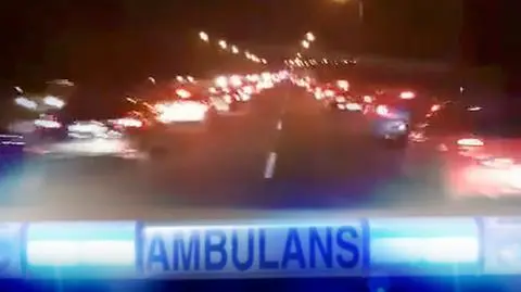 Wzorowe zachowanie kierowców. Karetka przejechała bez problemów