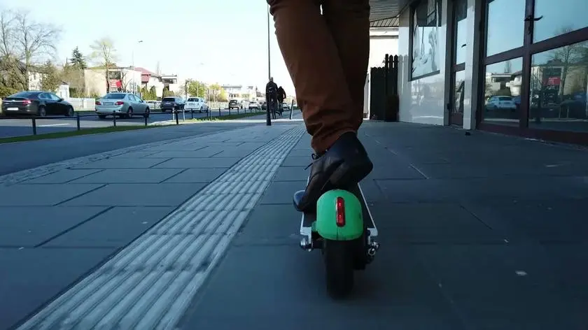 15-latek na hulajnodze elektrycznej potrącił 90-latkę na chodniku