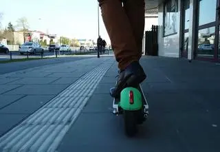 Jechał hulajnogą po ulicy, był kompletnie pijany
