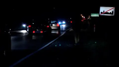 Zmora na nieoświetlonych drogach, a wielu tragedii można uniknąć. Policja apeluje i rozdaje odblaski