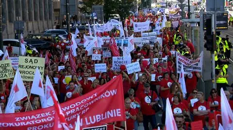 Warszawa. Marsz pracowników prokuratur i sądów. Protestujący chcą wyższych wynagrodzeń