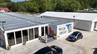Tymczasowa szkoła z kontenerów