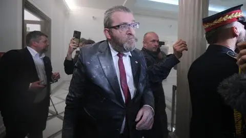 Grzegorz Braun zgasił świece chanukowe. Prokuratura wszczęła śledztwo z urzędu