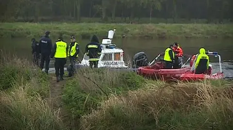 Nie chciał trafić do więzienia, w kajdankach wskoczył do rwącej rzeki