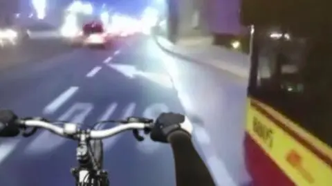 Kierowca autobusu nie chciał cyklisty na buspasie. „Próbował mnie zabić”