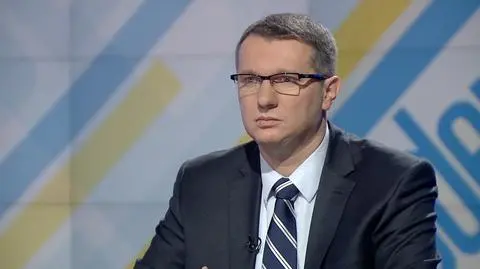 Przemysław Wipler pokazuje wyniki obdukcji