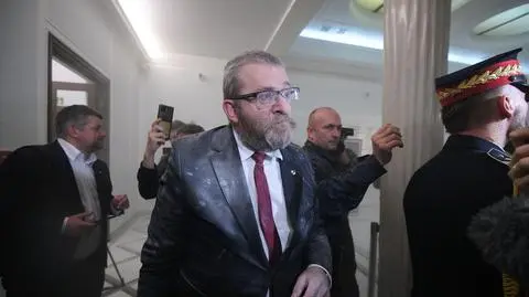 Grzegorz Braun zgasił świece chanukowe. Prokuratura wszczęła śledztwo z urzędu