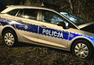 Wulgarne żarty policjanta wobec nastolatek. Sąd przesłuchał poszkodowane w wypadku radiowozu