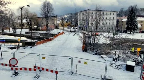 Stronie Śląskie wciąż bez mostu tymczasowego. Zawiedzeni mieszkańcy otworzyli "niewidoczny most"
