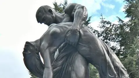 Hitlerowcy przetopili ją na armaty. Teraz powróciła w nowej krasie