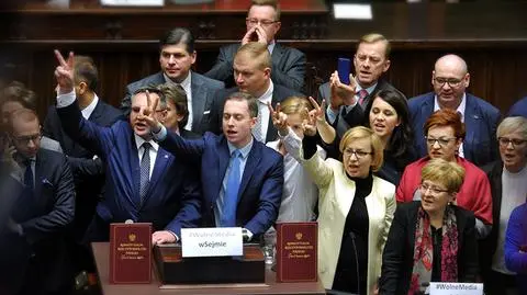 Przerwane głosowania, blokada mównicy. Pokłosie zmian dla dziennikarzy