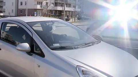 Znaleźli go w nagrzanym aucie. Następnego dnia zmarł