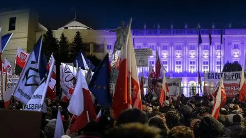 Ostre wypowiedzi polityków z obu stron i kontrdemonstracje w stolicy