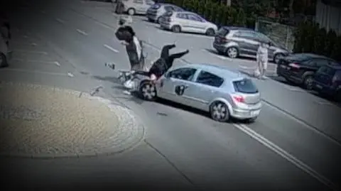 Zderzenie skutera i samochodu. Dramatyczne nagranie ze Śląska