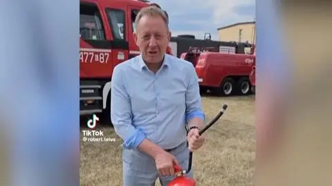 Na filmiku pokazał, jak "gasi pożary w rolnictwie". Nagranie ministra Telusa hitem internetu