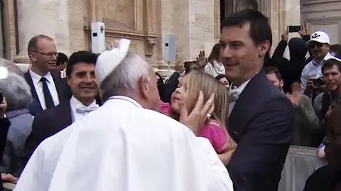 Trzyletnia dziewczynka ukradła papieżowi Franciszkowi nakrycie głowy