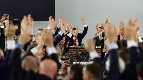 Bez dyskusji, głosy liczone ręcznie. Kulisy uchwalania budżetu