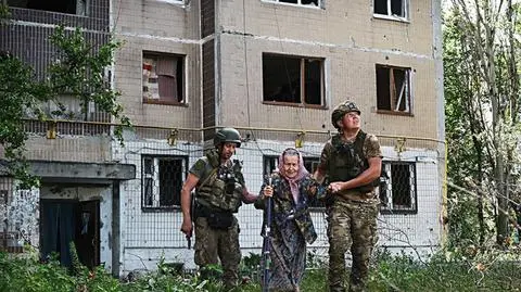 Ewakuują mieszkańców, dostarczają pomoc humanitarną. Tak działają "Białe Anioły"