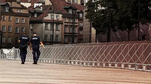 Krakowskie Przedmieście zastawione barierkami. Z powodu miesięcznicy