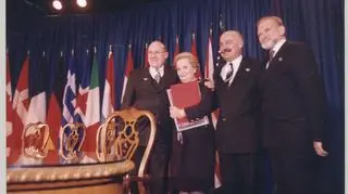 Bronisław Geremek (po prawej) po przekazaniu amerykańskiej sekretarz stanu aktu przystąpienia Polski do NATO