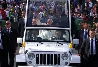 Papież Franciszek w Kanadzie przeprasza za wyrządzone zło. "Czekałam 50 lat na te przeprosiny"