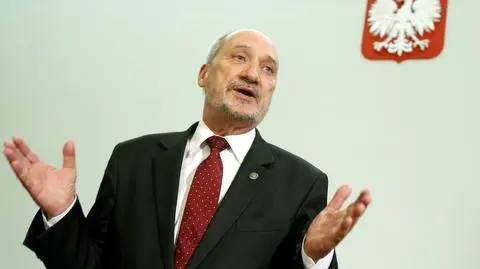Macierewicz broni swoich ekspertów