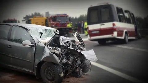 Czołowe zderzenia auta z busem. 18 osób w szpitalu, jedna nie żyje