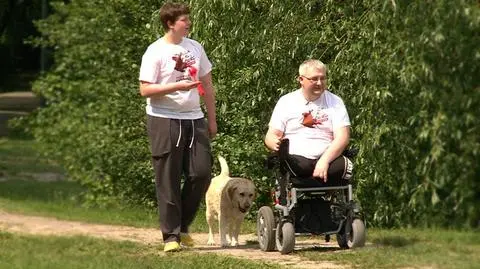 Porusza się na wózku, ale opiekuje się chorą mamą i 14-letnim synem