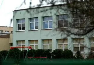 Nauczyciel i trener z zarzutem gwałtu i podglądania nieletnich. Dyrektor z naganą