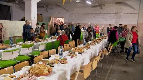 Śniadanie wielkanocne dla osób samotnych, ubogich i w kryzysie bezdomności. "Coś pięknego, bo stół jednoczy"