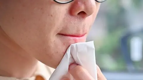 Wirus opryszczki dwukrotnie zwiększa ryzyko demencji, jak wynika z badań szwedzkich naukowców