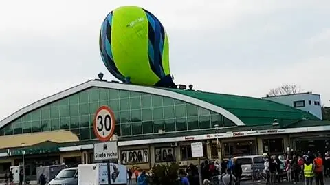 Uderzył w dach hali i odleciał. Wypadek podczas zawodów balonowych