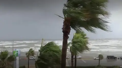 Huragan Harvey uderzył. Wiatr wiał z prędkością nawet ponad 200 km/h