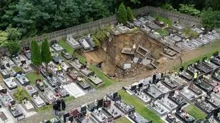 Na cmentarzu w Trzebini zapadła się ziemia. Uszkodzonych zostało kilkadziesiąt grobów