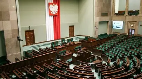 Długa kolejka po wysokie odprawy. Znane nazwiska na liście