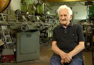 Pan Wacław Milewski ma 98 lat i pracuje od 84 lat. "Dziadek jest ekstra, generalnie rzecz biorąc"