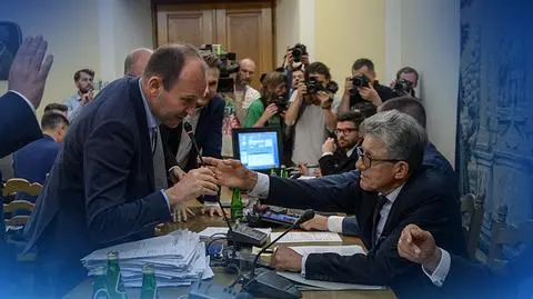 Krzyki, szarpaniny, wyrywanie mikrofonów. Tak obradowała komisja