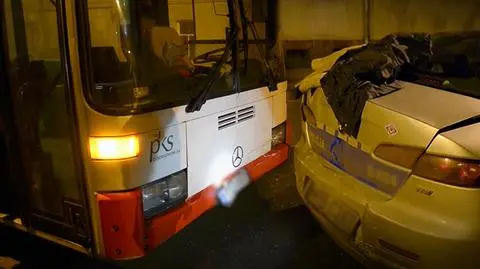 Kompletnie pijany prowadził autobus. Źle skręcił i uderzył w radiowóz