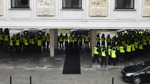 Barierki wokół Sejmu, policja i Żandarmeria Wojskowa na ulicach