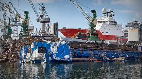 Jak podnieść statek, który przewrócił się w gdyńskiej stoczni?