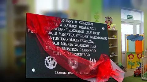 Tablica z nazwiskiem szefa MON w żłobku