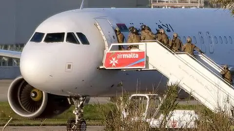 Godziny grozy z happy endem. Zwolennicy Kaddafiego porwali samolot