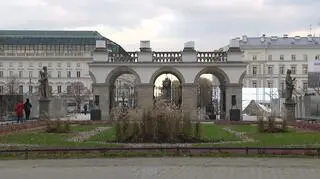 Strzaskana kolumnada Pałacu Saskiego - Pomnik Nieznanego Żołnierza