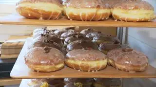 Z różą, karmelem czy oprószone złotem. W tłusty czwartek w cukierniach królują pączki